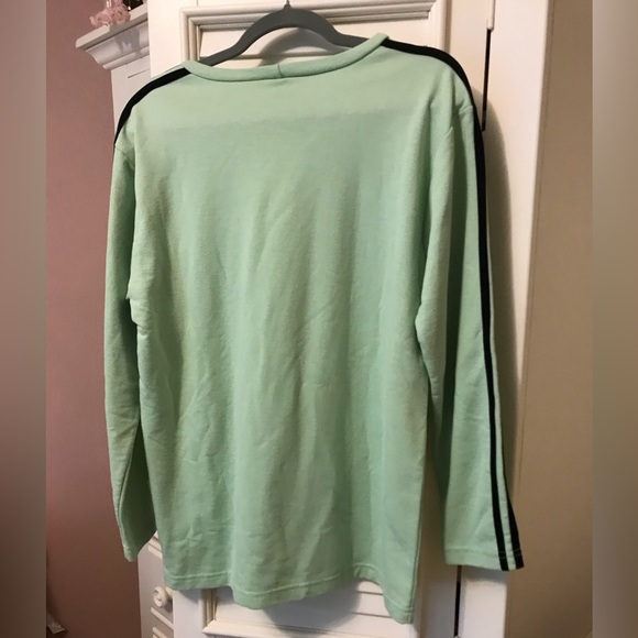 🧩 Pale lime green top with black pinstripes on sleeves. - Picture 5 of 5